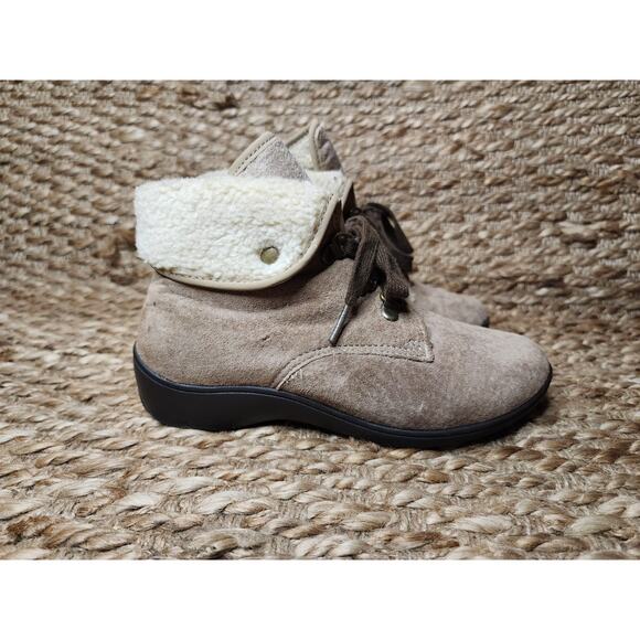 Cobbie Cuddlers Suede Beige Short Comfort Boots With Soft Faux Fur Lining Sz. 5W - Picture 1 of 11